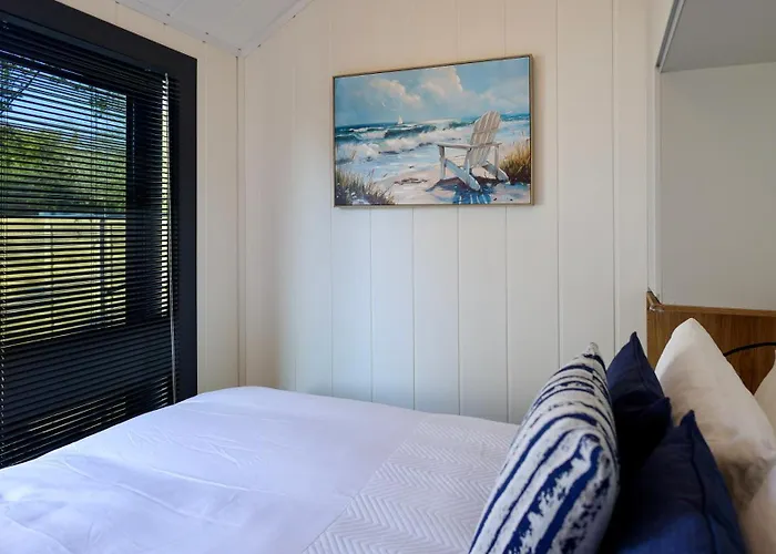 The Gatwick Cabin With Airport Parking Available