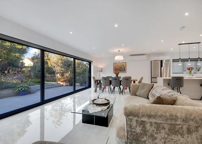 Modern 4-Bedroom Family Home With 4 Bathrooms & Private Parking