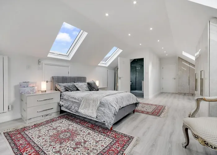 Modern 4-Bedroom Family Home With 4 Bathrooms & Private Parking
